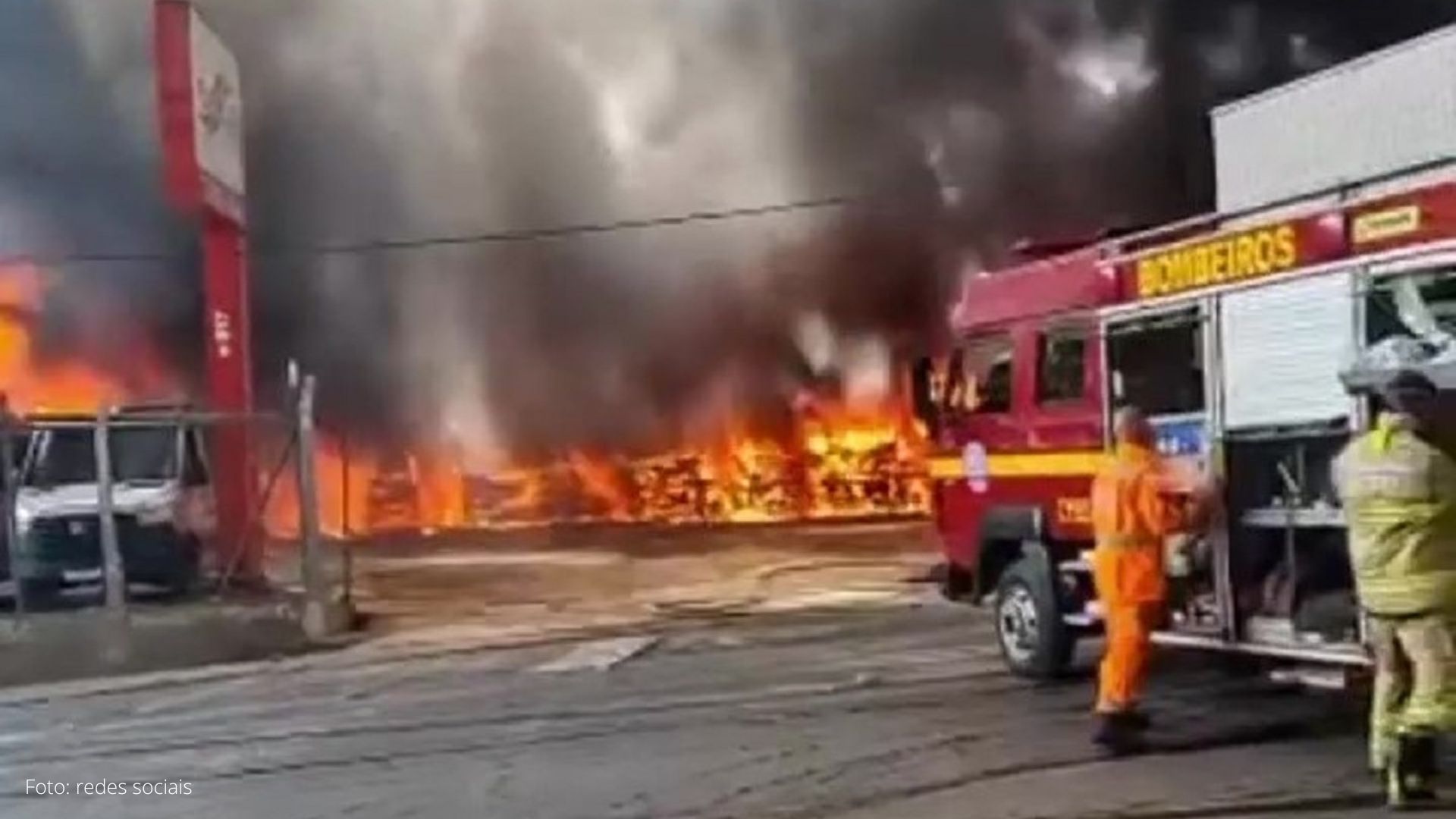 Grande incêndio destrói 14 ônibus em Mariana; veja vídeos