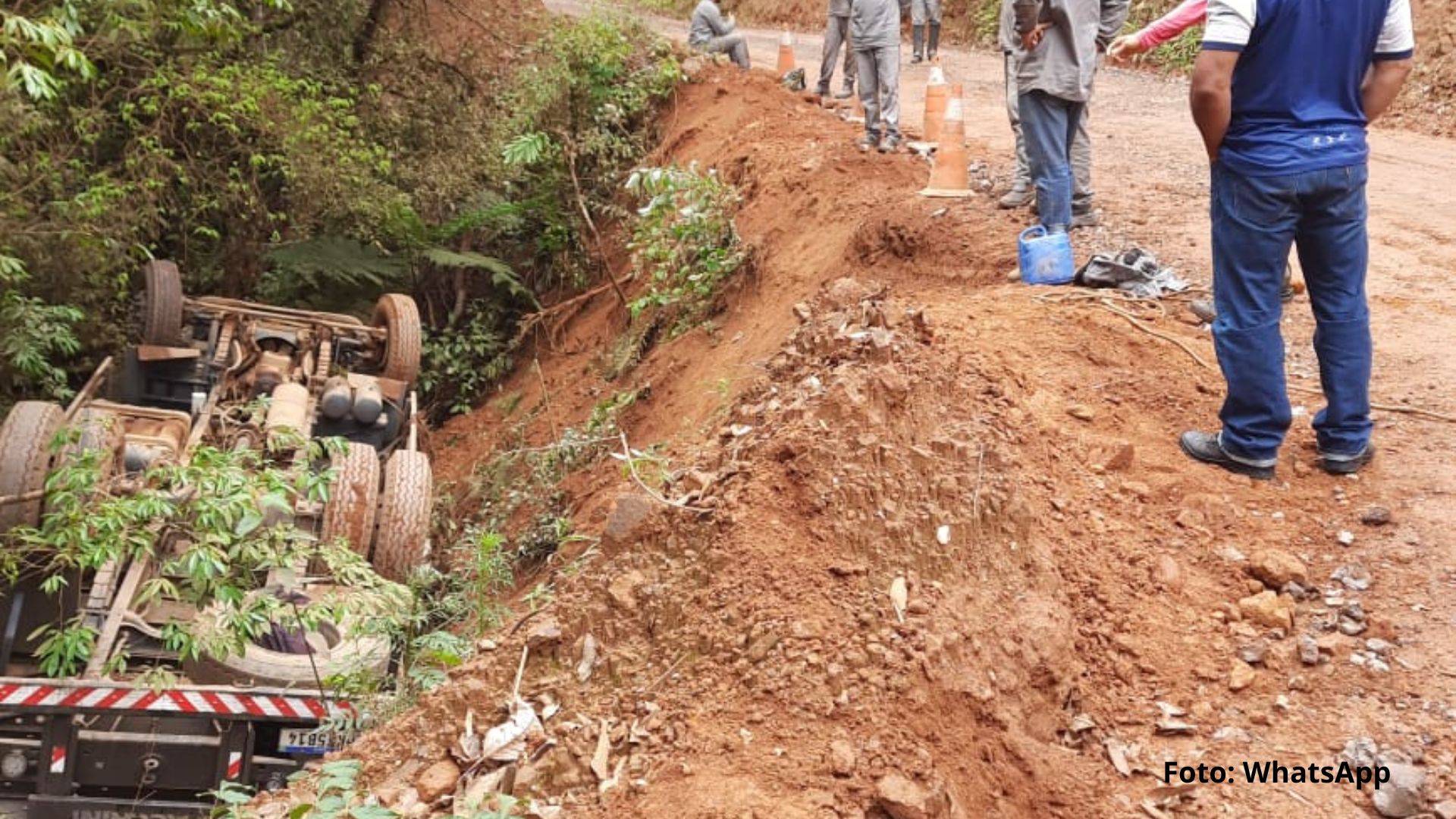 Caminhão tomba na estrada de distrito de Ouro Preto; veja imagens