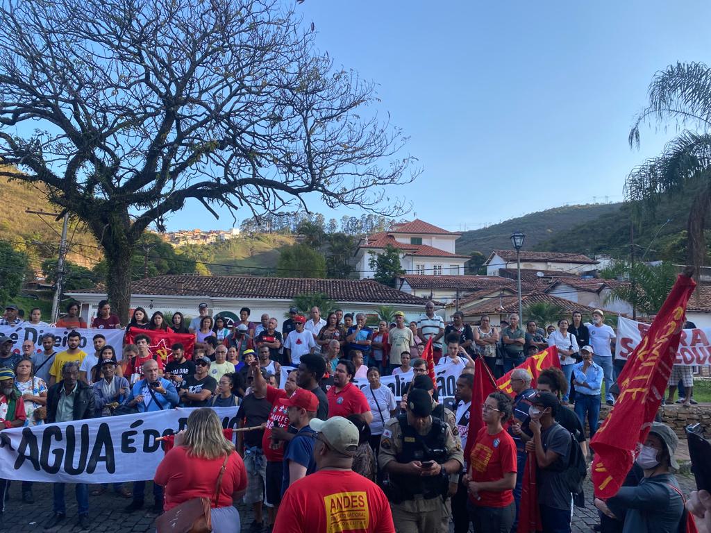 Manifestação "Fora Saneouro" é marcada por tumultos e gritos políticos, em Ouro Preto