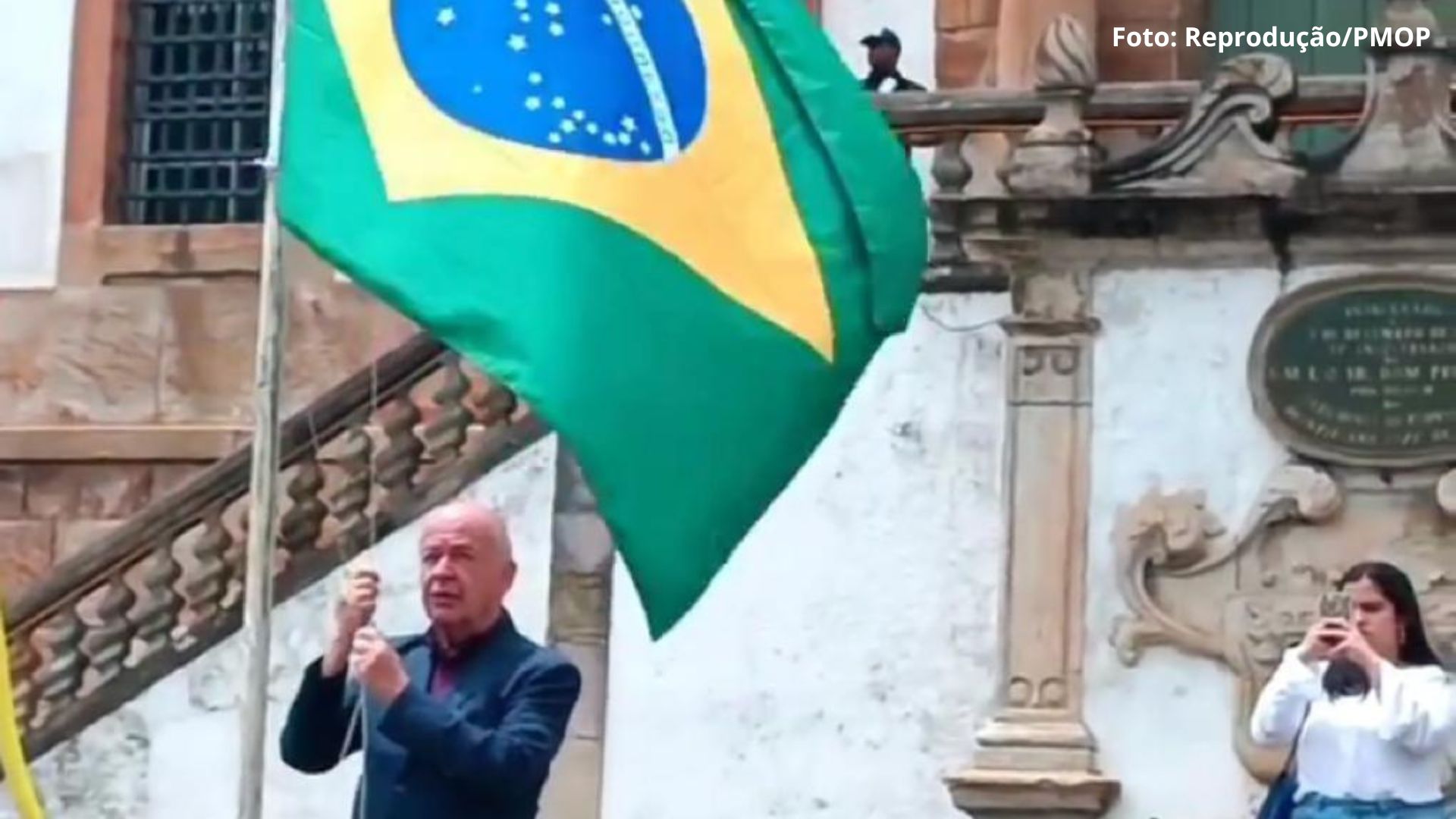 Prefeito de Ouro Preto faz ato de "resgate" da bandeira do Brasil: "Todo mundo é verde e amarelo sem nenhum preconceito"