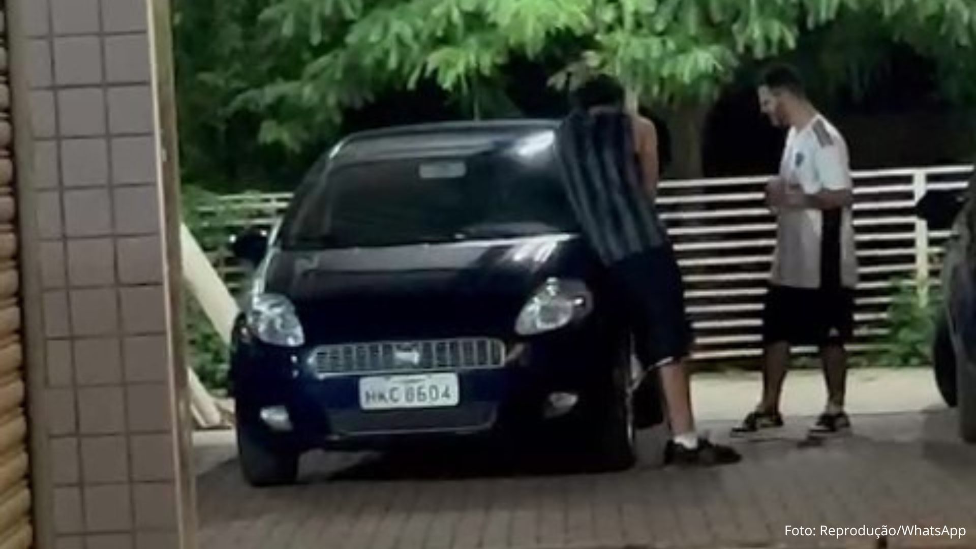 Vídeo mostra jovens quebrando retrovisores de carros na Praça dos Correios, em Itabirito