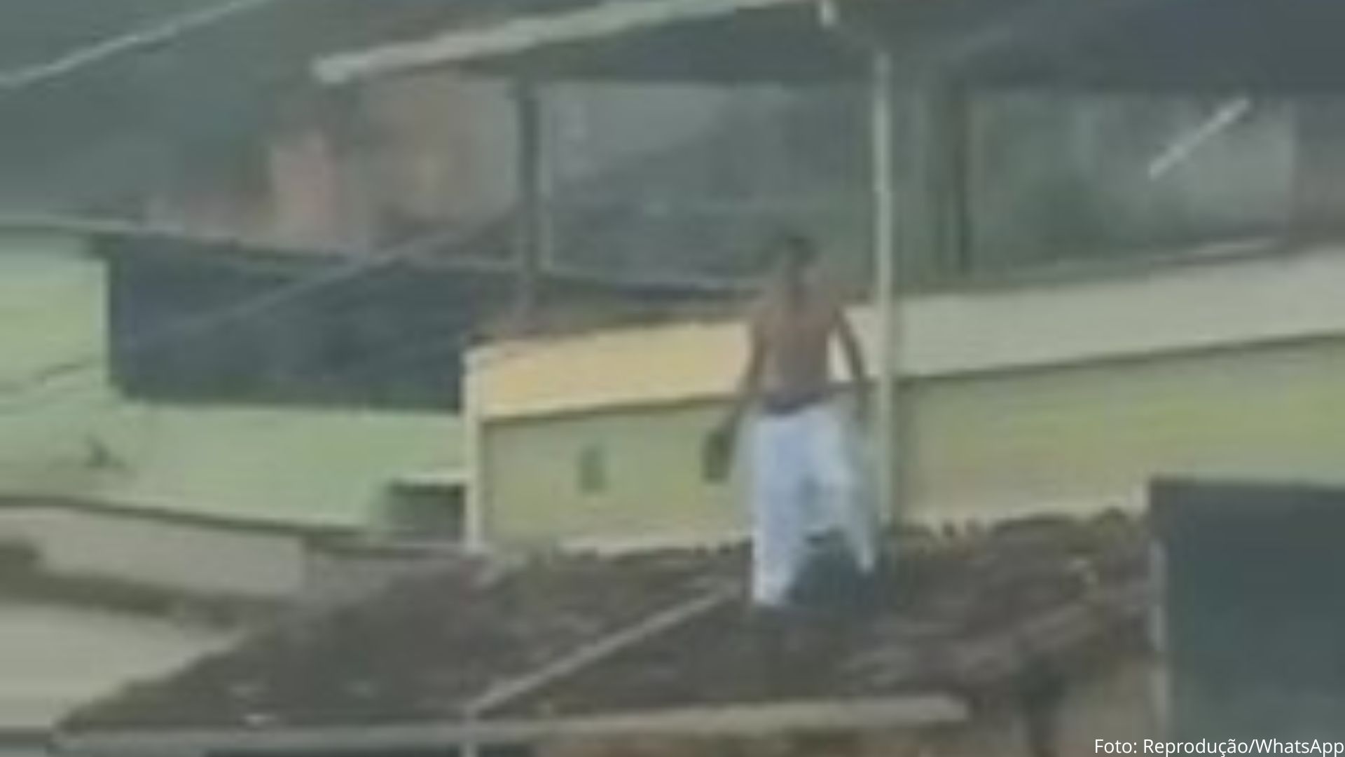 Vídeo mostra homem jogando telhas na rua, em Itabirito