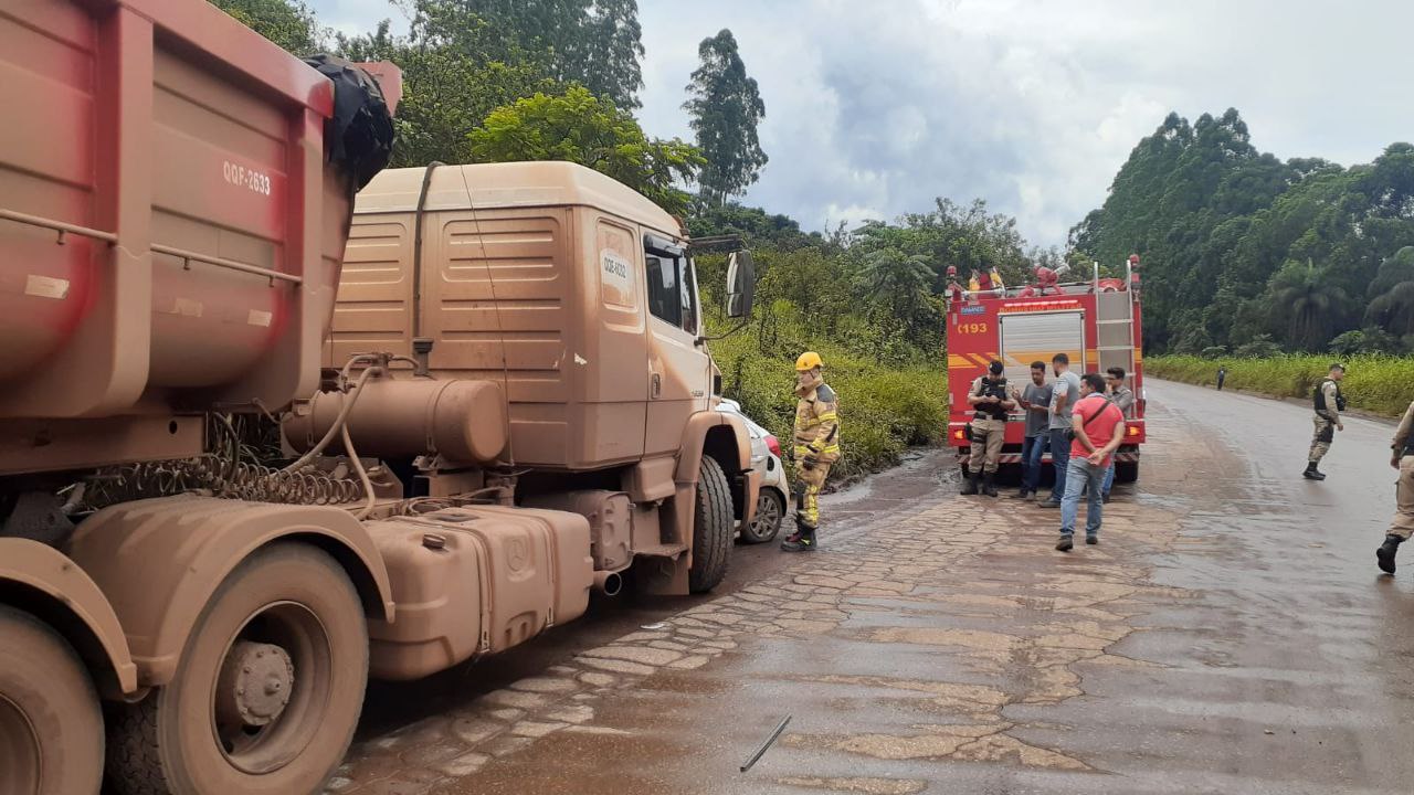 Colisão frontal entre carreta e carro deixa vítima fatal na MG-030, em Congonhas; veja imagens