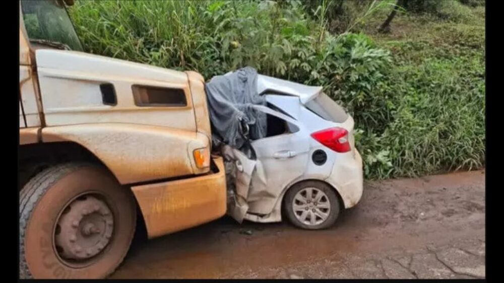 Colisão frontal entre carreta e carro deixa vítima fatal na MG-030, em Congonhas; veja imagens