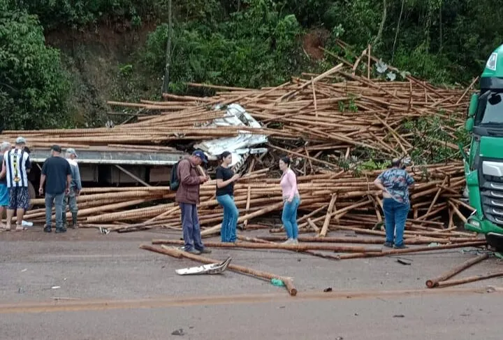 Acidente entre carretas e caminhonete deixa vítima fatal na BR-040, em Itabirito; veja vídeo