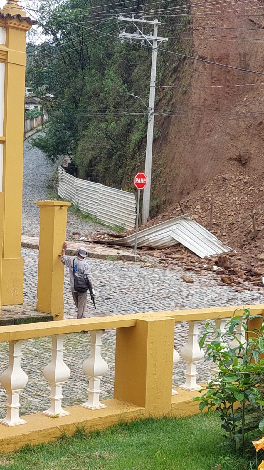 Pessoas ignoram sinalização e andam ao lado do Morro da Forca, em Ouro Preto