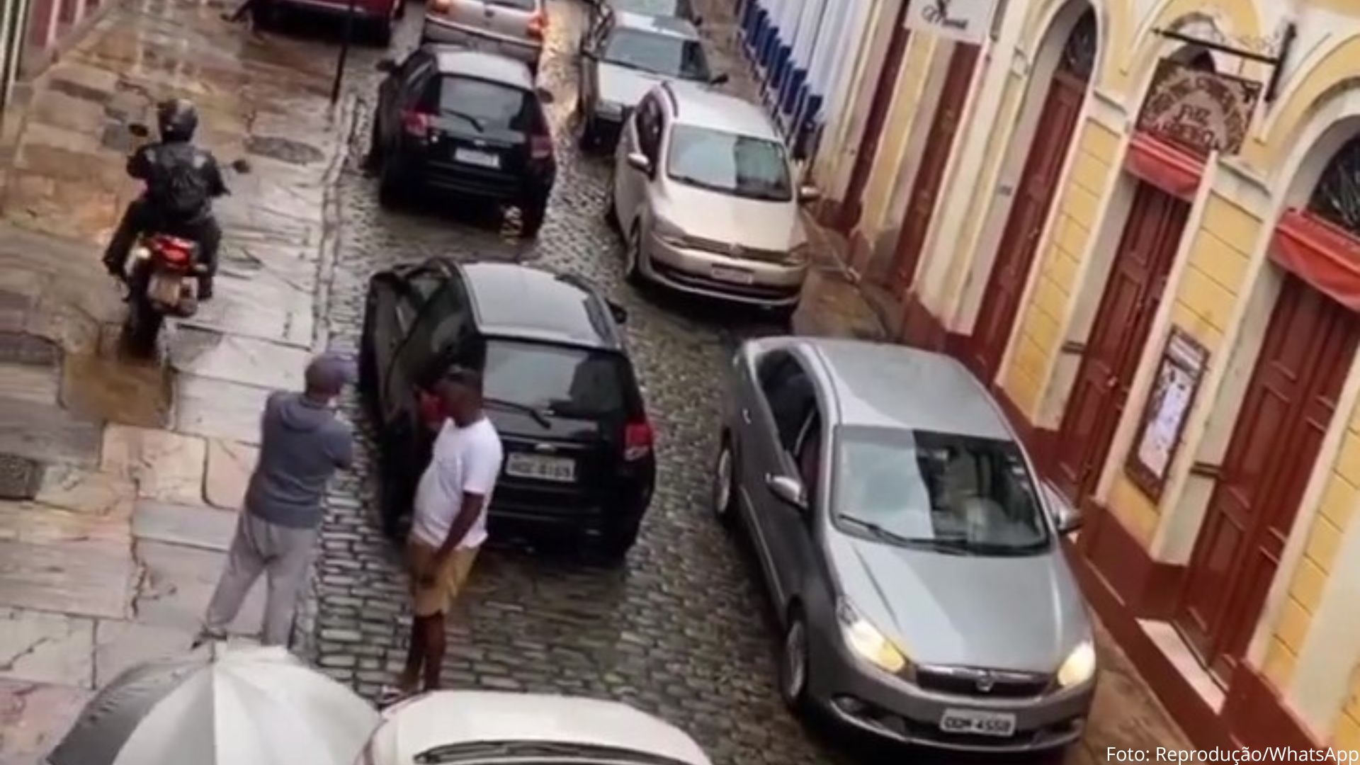 Vídeo mostra trânsito caótico no centro histórico de Ouro Preto