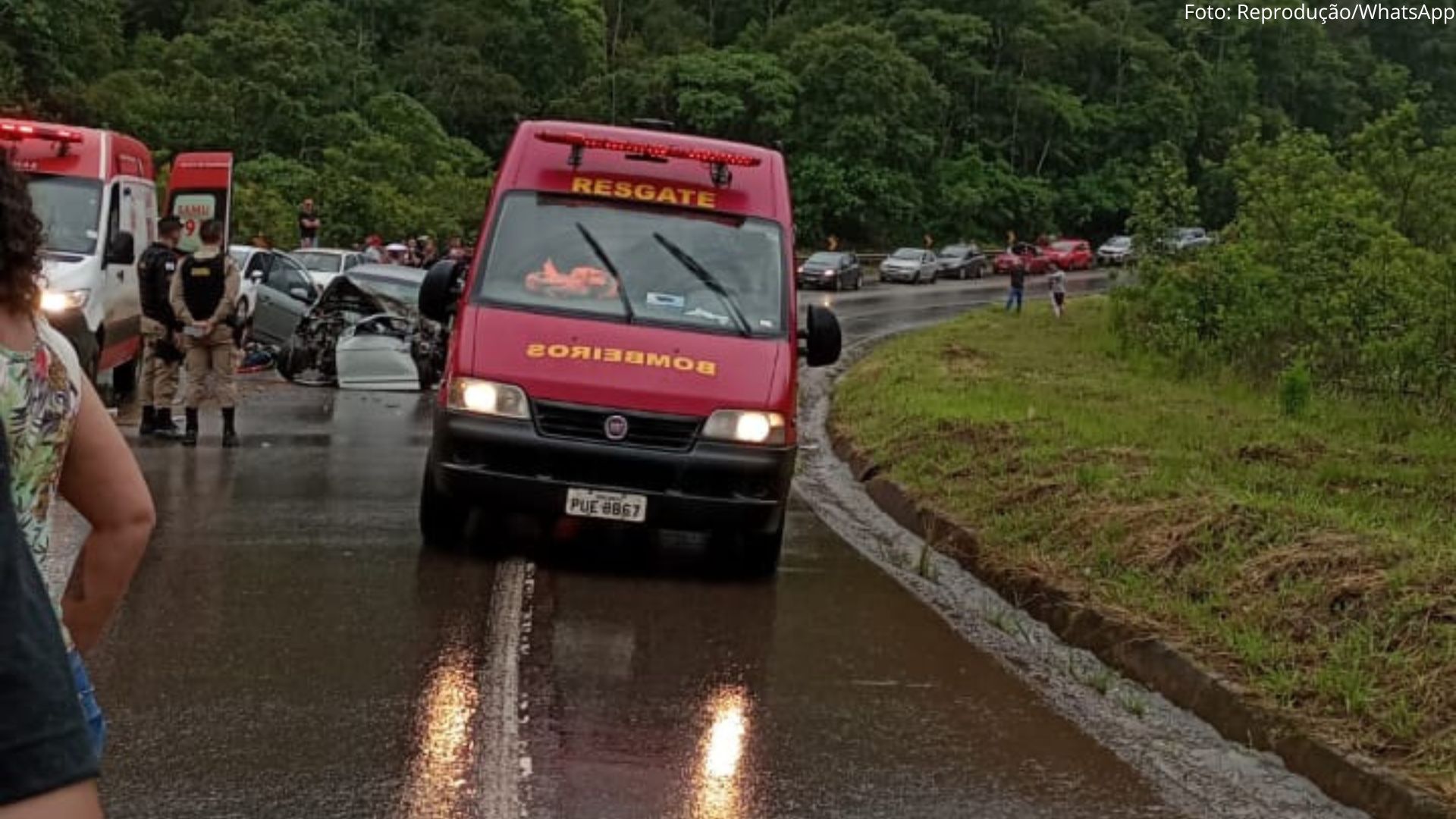 Vítimas ficam presas nas ferragens em acidente entre carreta e carro na BR-356, em Ouro Preto; veja vídeo
