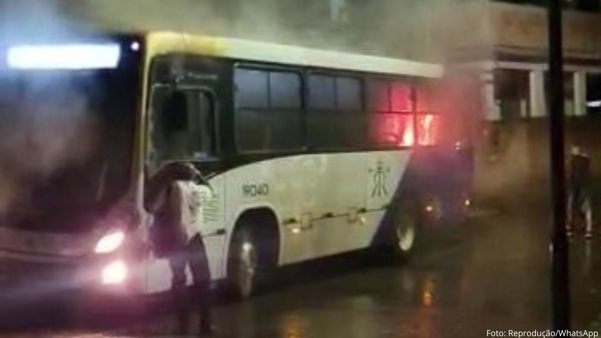 Ônibus recebe tiros e é incendiado no bairro Morro São João, em Ouro Preto; veja vídeos