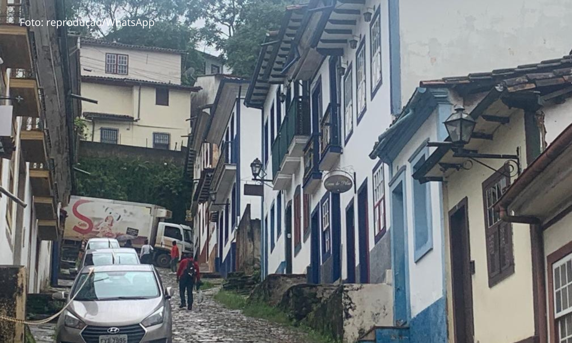 Ouro Preto: caminhão fica preso na Rua do Pilar e área próxima ao Morro da Forca precisa ser desinterditada