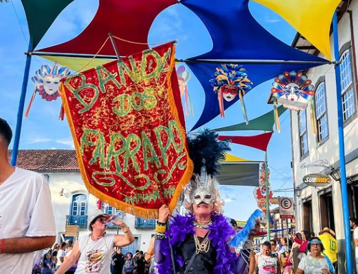 O quinto dia de carnaval em Mariana foi agitado pela Banda dos Farrapos, desde o início da tarde. O bloco saiu da Rua Wenceslau Braz