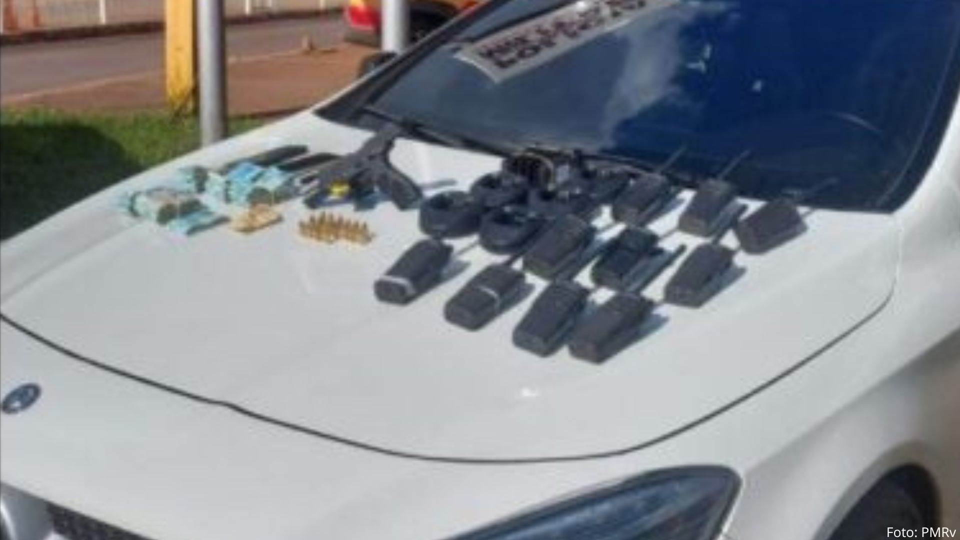 Itabirito: PMRv apreende arma com 17 balas e R$ 54 mil em Mercedes Benz