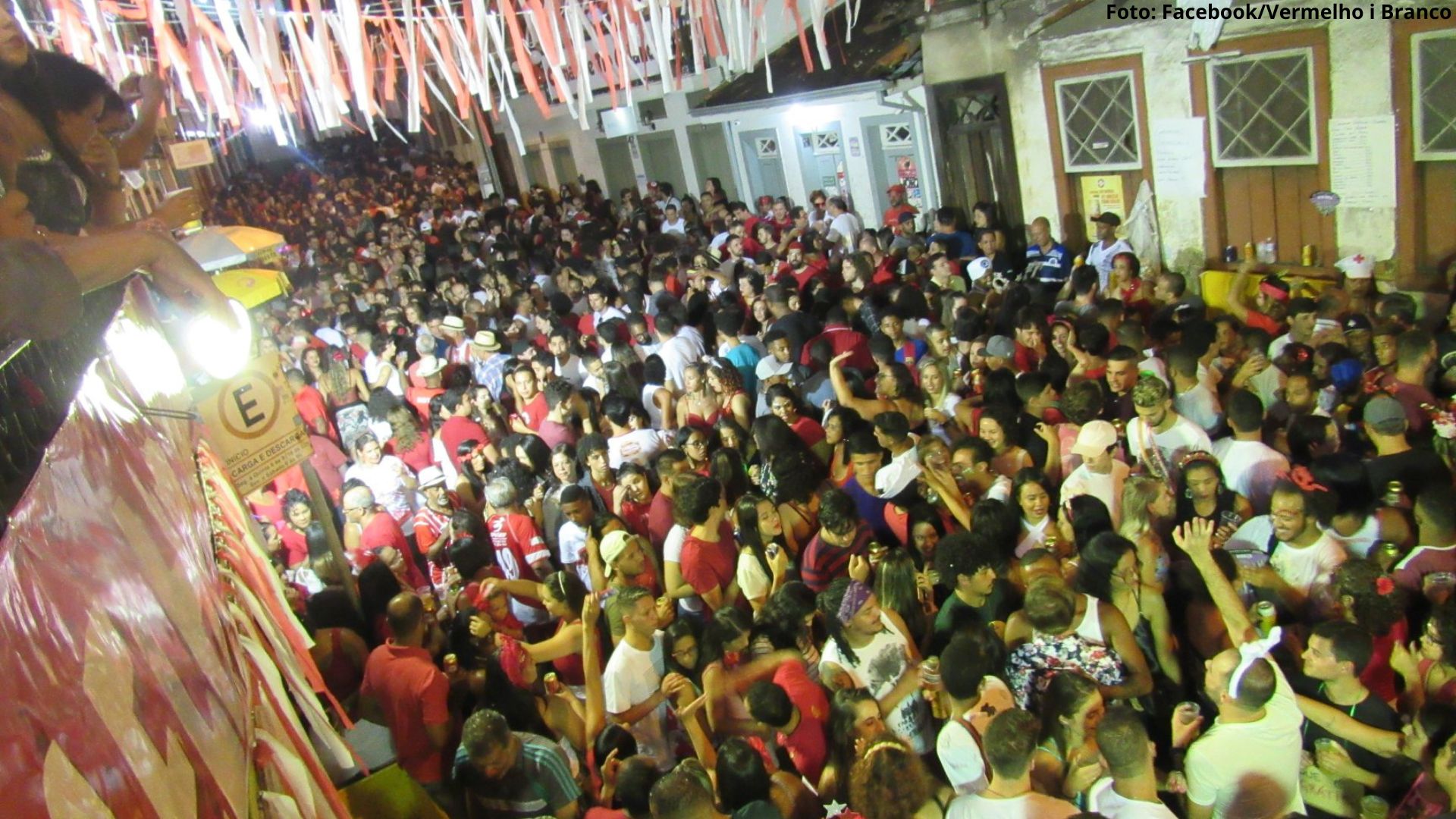 Tradicional no carnaval de Ouro Preto, Bloco Vermelho i Branco volta a agitar foliões após dois anos