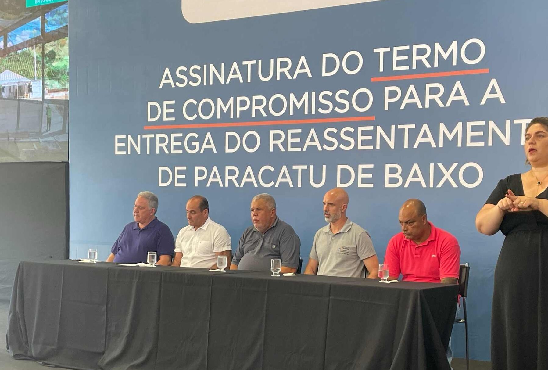 Falas fortes e cobranças à Renova marcam assinatura de compromisso em Paracatu de Baixo