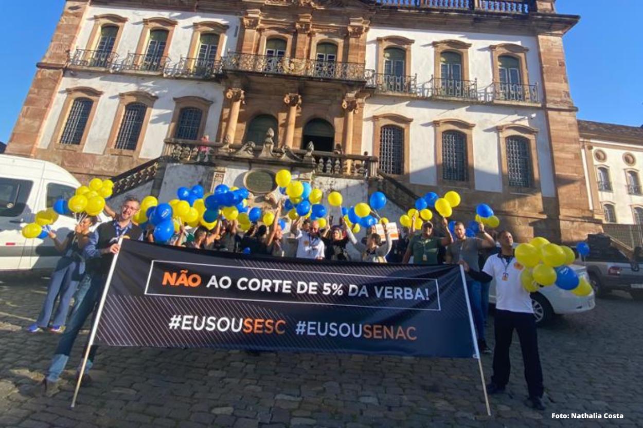 Funcionários do Sesc Ouro Preto protestam na Praça Tiradentes