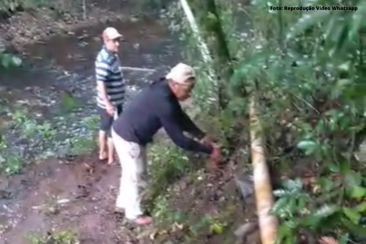 Moradores de Bocaina consertam cano quebrado depois de esperar ação da Saneouro