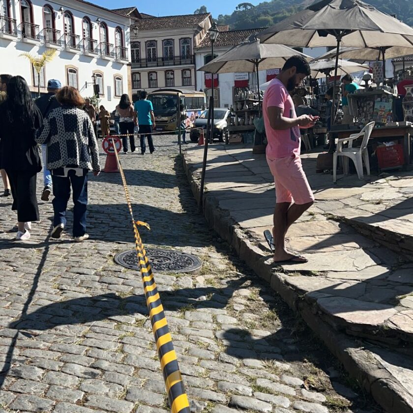 Fitas zebradas foram adicionadas como forma de inibir o estacionamento no centro histórico em Ouro Preto