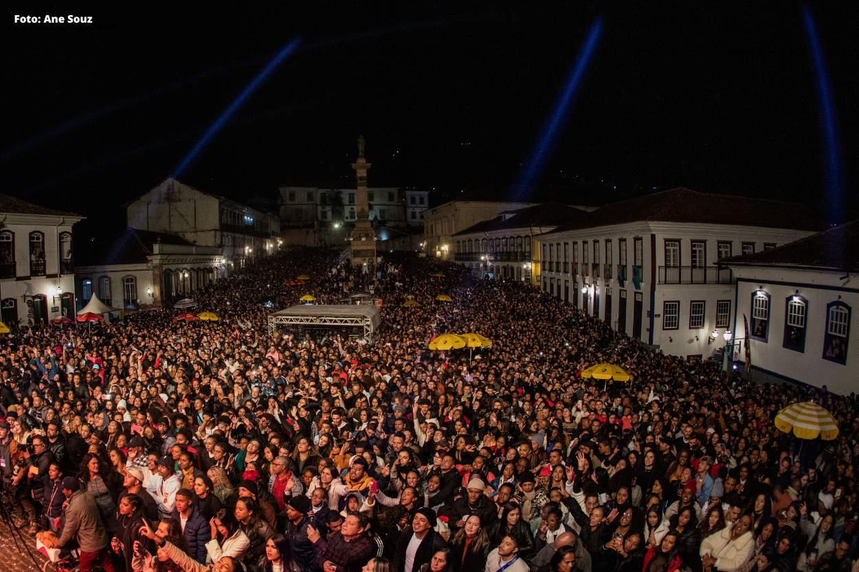 Shows na Praça Tiradentes reúnem milhares de pessoas no aniversário de Ouro Preto