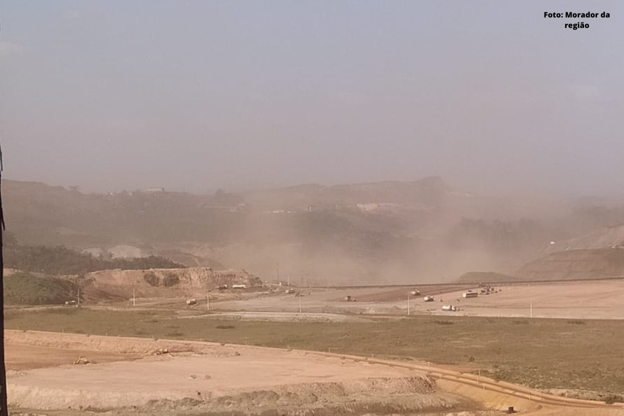 Imagens mostram muita poeira espalhada pela Barragem de Santarém, em Mariana