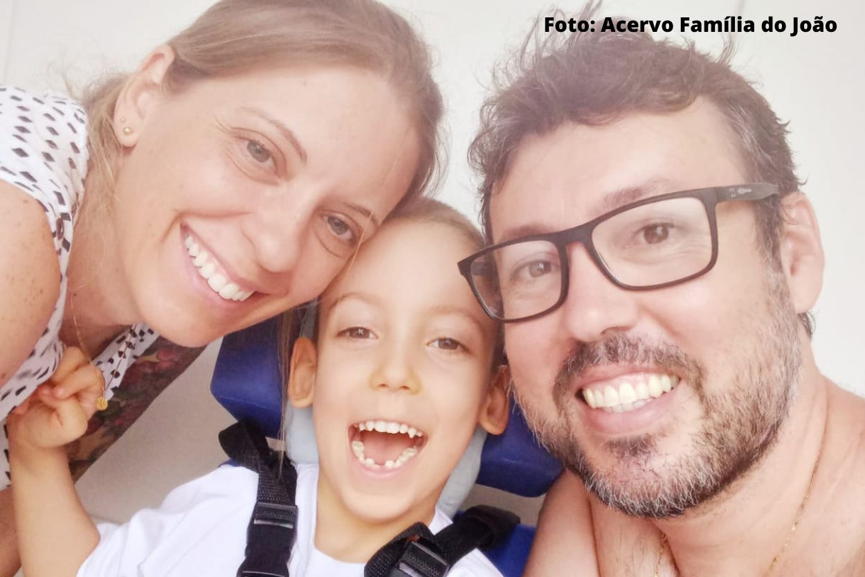 O sorridente João Felipe: família busca vaquinha online para custear tratamento