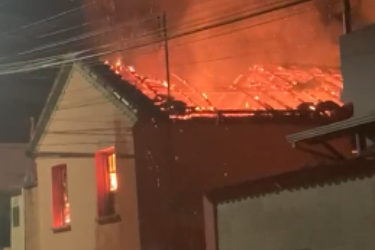 Incêndio destrói casa em Itabirito