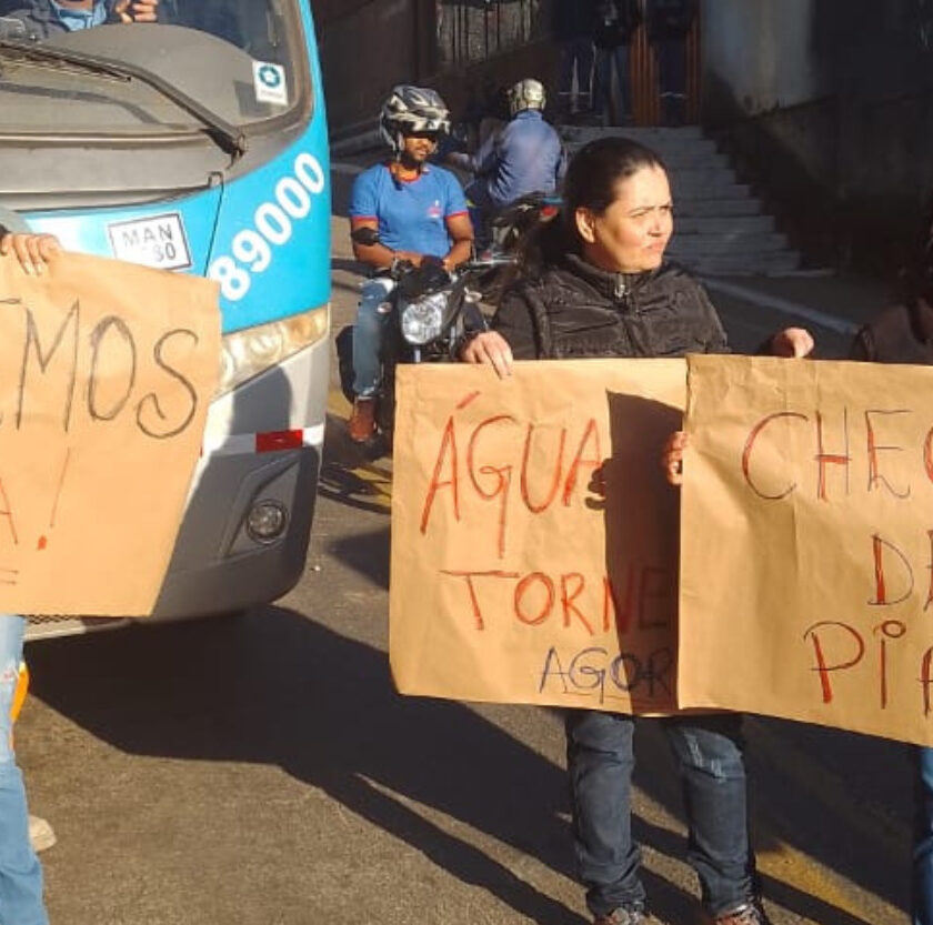 Mariana: moradores da Cidade Alta fecham ruas por falta d'água