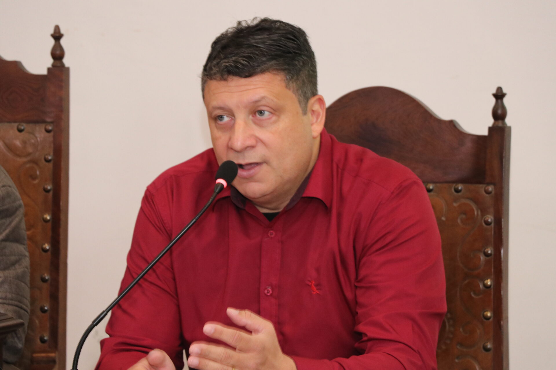 'Não vou admitir mais': presidente da Câmara se revolta com discussão em plenário em Ouro Preto