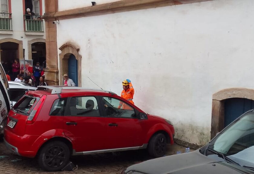 Acidente com feridos trava o trânsito no centro histórico de Ouro Preto