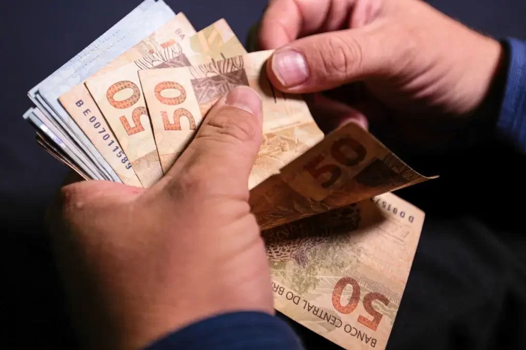 Salário mínimo deve passar dos R$ 1.400 em 2024