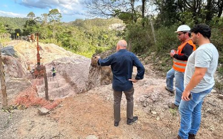 Prefeito de Ouro Preto vistoria obras de drenagem no distrito de Rodrigo Silva