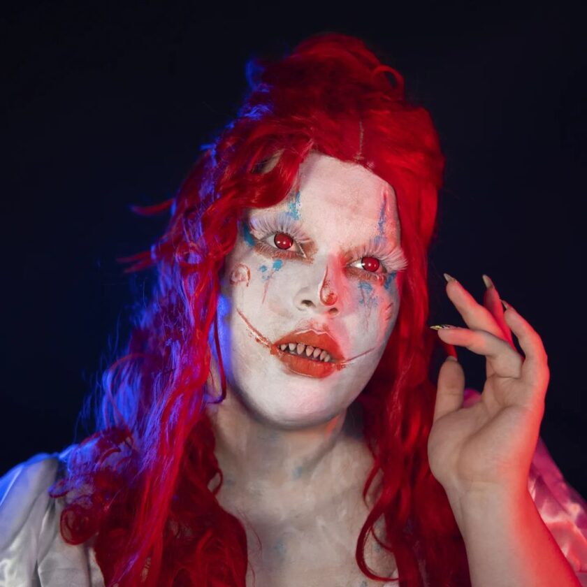 Halloween: Ouro-pretana faz sucesso na internet com maquiagem de terror