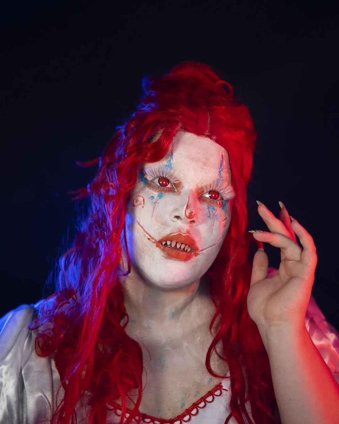 Halloween: Ouro-pretana faz sucesso na internet com maquiagem de terror