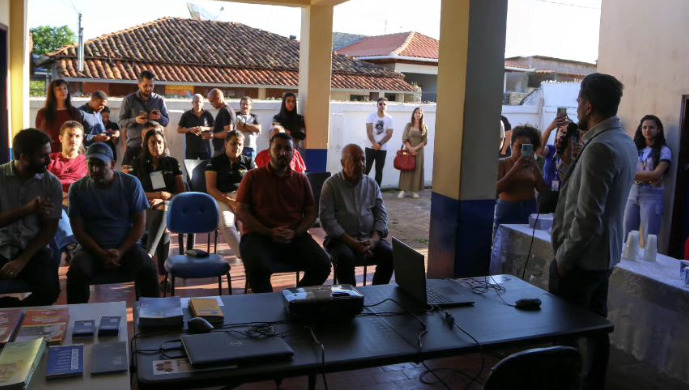 Sala do Empreendedor Itinerante de Ouro Preto atende mais de 50 pessoas e leva internet gratuita para Lavras Novas