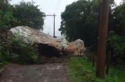 Uma pedra de grande porte deslizou na rua do Chá, especificamente na última curva à direita, no caminho em direção à serra que conduz ao Salto.