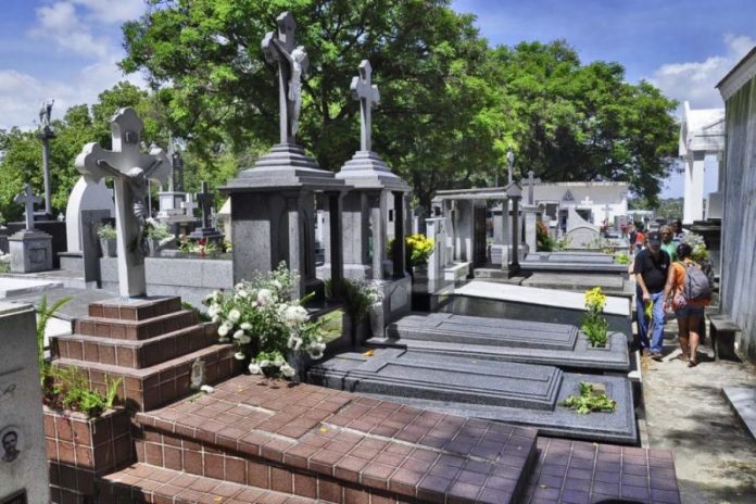 Lei Municipal proíbe vasos com acúmulo de água nos cemitérios de Itabirito