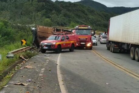 Acidente na BR 356: caminhão de frutas perde controle e colide com carro