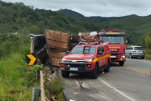 Acidente na BR-356: caminhão de frutas perde controle e colide com carro em Ouro Preto