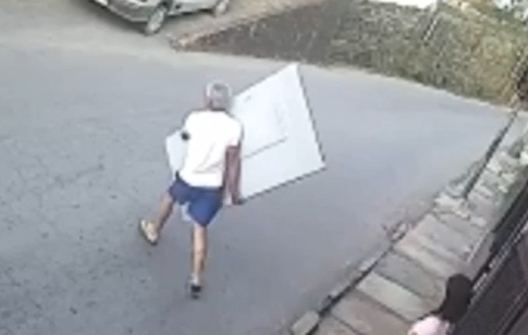 Homem sai ileso após ser atropelado por moto segurando porta em Ouro Preto; veja 