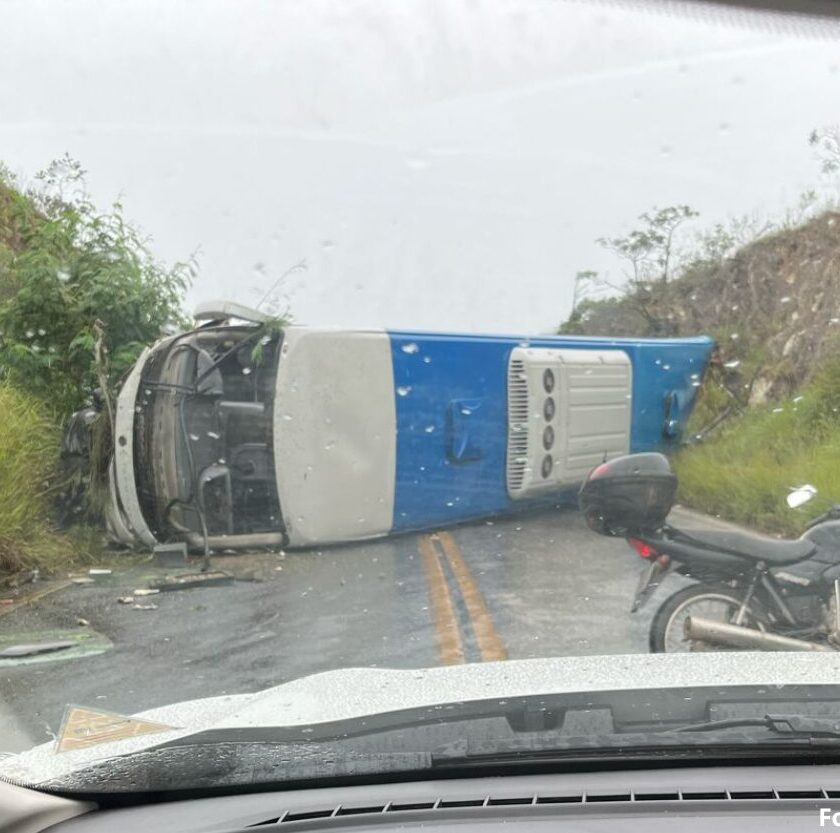 Ônibus tombado na estrada entre Ouro Preto e Ouro Branco