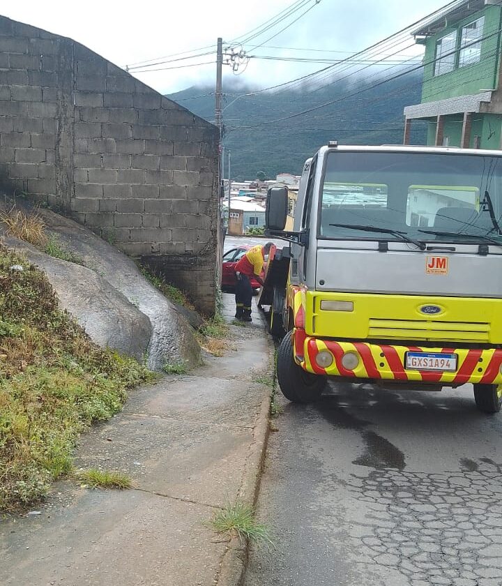 Acidente em Mariana: Carro perde freio e se choca com muro no Bairro Cabanas