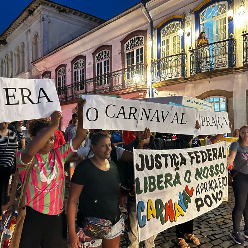 'Justiça federal, libera o Carnaval!': manifestantes pedem a liberação para eventos na Praça Tiradentes