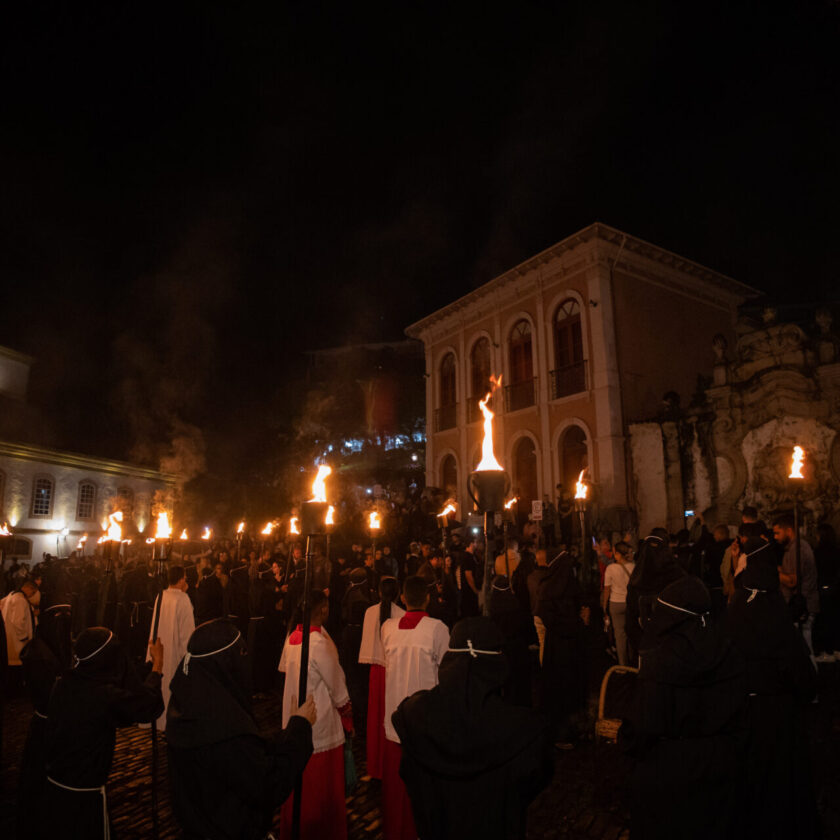 Noite de devoção e tradição: Procissão do Fogaréu ilumina as ruas de Ouro Preto