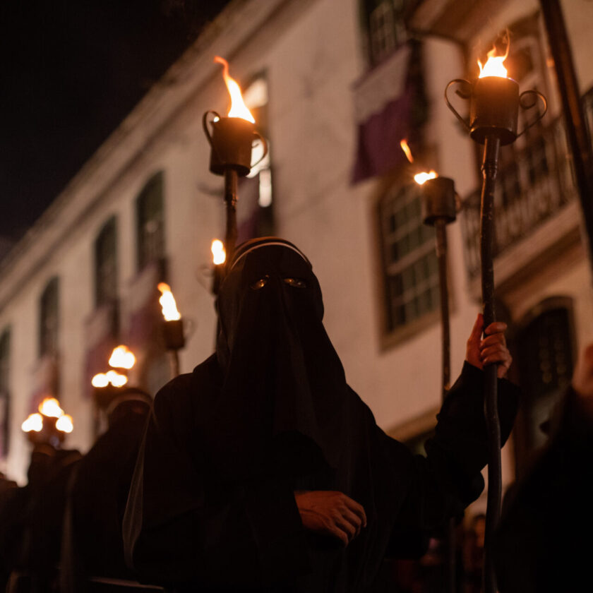 Noite de devoção e tradição: Procissão do Fogaréu ilumina as ruas de Ouro Preto
