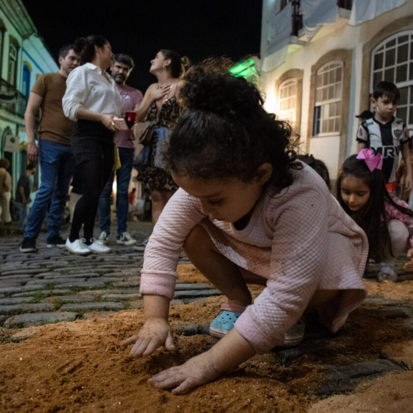 Arte, devoção e expressão: Confecção de Tapetes encanta em Ouro Preto