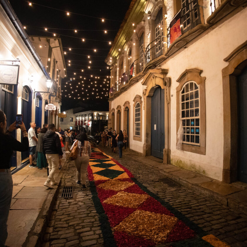 Arte, devoção e expressão: Confecção de Tapetes encanta em Ouro Preto