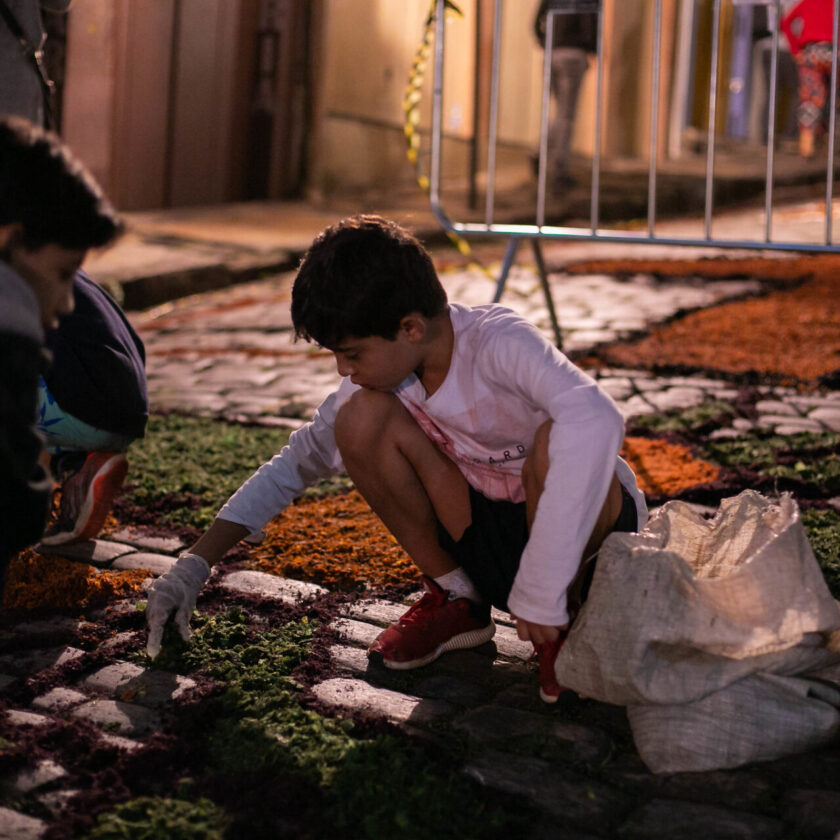  Sábado de Aleluia em Ouro Preto: dia de confecção dos Tapetes de Serragem 