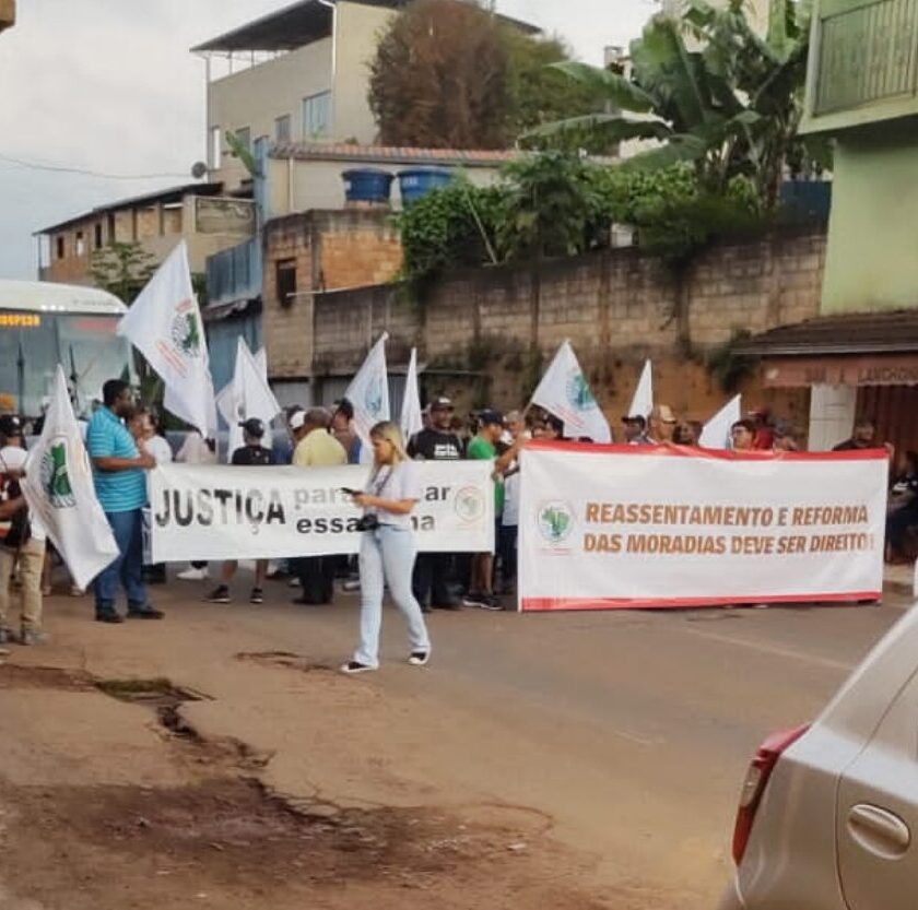 Atingidos protestam em Mariana contra lentidão do reassentamento e falha na reparação
