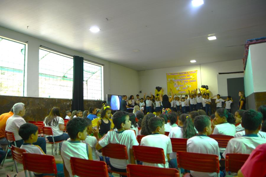 Escola Municipal Laura Queiroz durante feira cultural