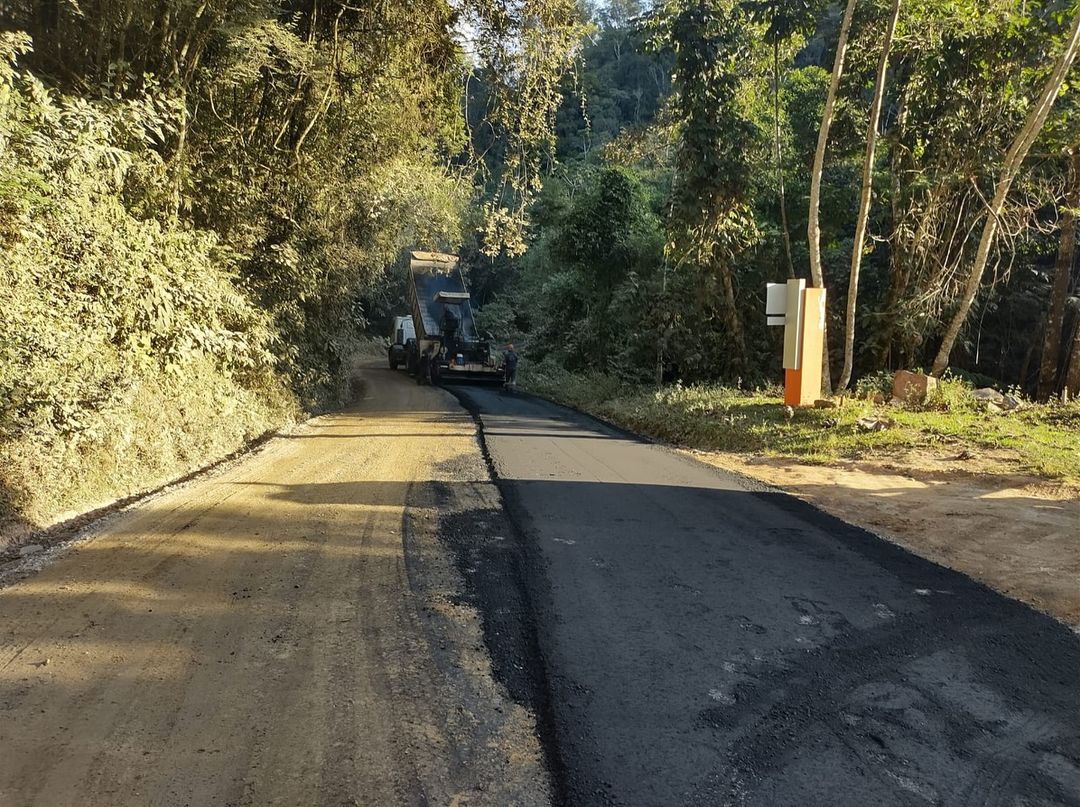 Prefeitura de Ouro Preto inicia obras de asfaltamento em Santo Antônio do Salto