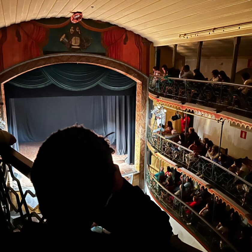 Em noite de riso 'frouxo', Festival Pop de Teatro de Ouro Preto enche Casa da Ópera